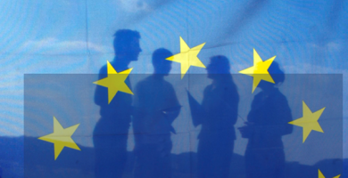 Europeiske union logo med silhuetter av mennesker i bakgrunnen.